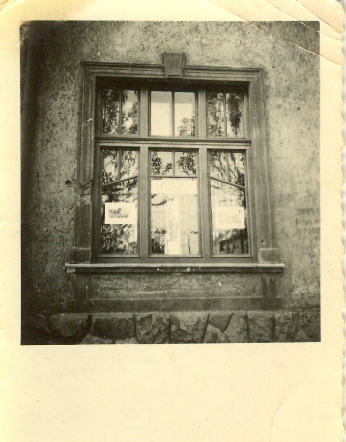 A Mogony vendéglő jellegzetes korabeli ablaka